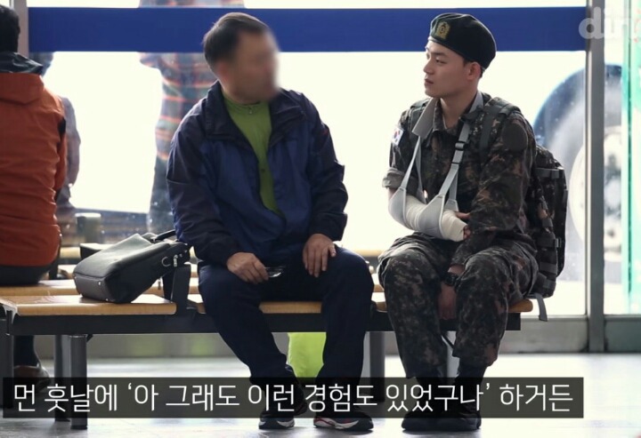 팔을 다친 군인이 전투화 끈을 묶어달라고 한다면? | 인스티즈