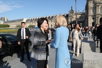브리짓 마크롱 여사와 팔짱 끼고 가는 김정숙 여사.JPG | 인스티즈