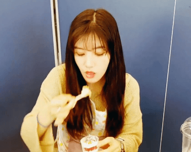 케잌 취식하는 시연.gif | 인스티즈