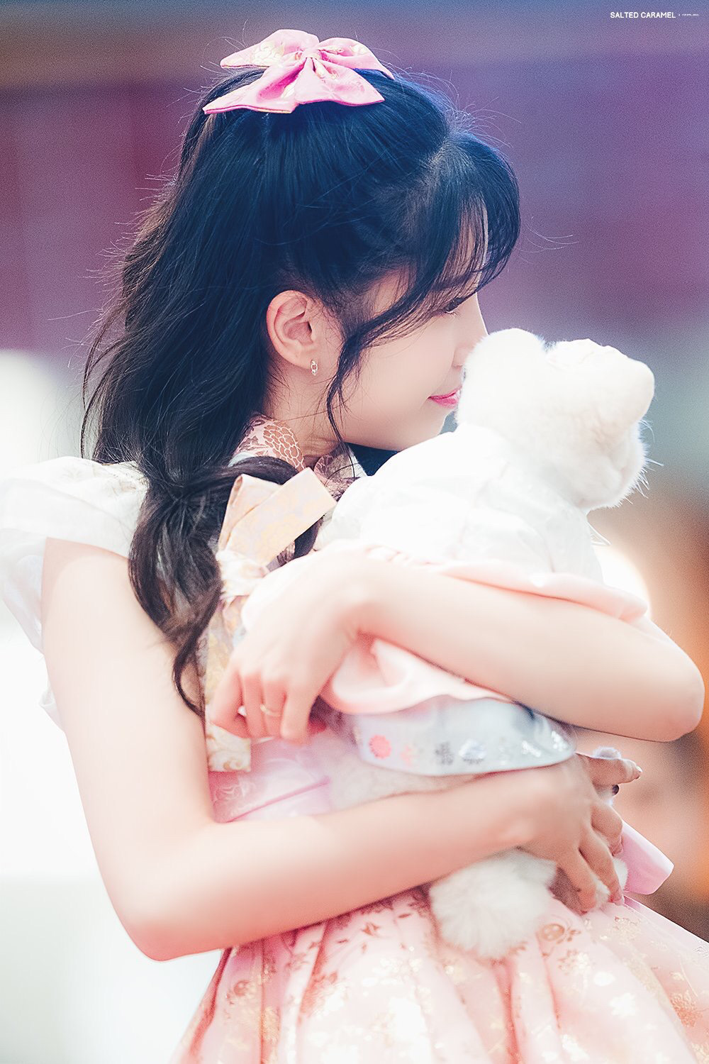 [에이프릴] 일 하다가 잠깐 쉬는 시간이 되서 채경이 | 인스티즈