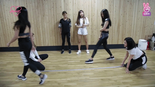 [에이핑크] 손나은 유연성 다리찢기.gif | 인스티즈
