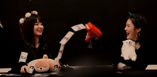슬기에게 돈뿌리는 조이.gif | 인스티즈