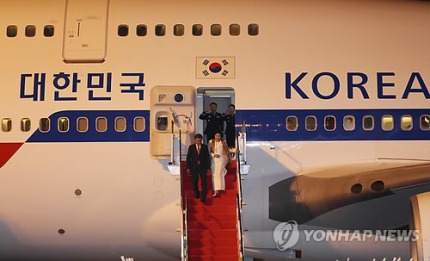 자카르타에 도착한 문재인 대통령과 김정숙 여사.jpg | 인스티즈