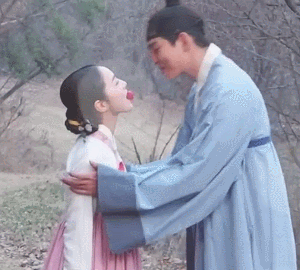 딸기 나눠먹는 채수빈 윤균상 | 인스티즈