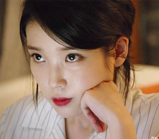 아이유가 직접올린 자기 손발인증 | 인스티즈