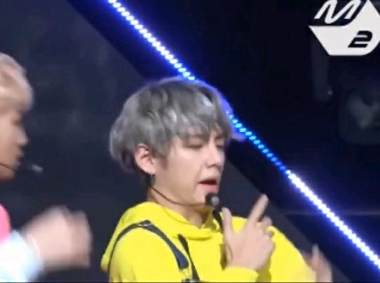 얼굴 겁나 막 쓰는 방탄소년단 뷔 | 인스티즈