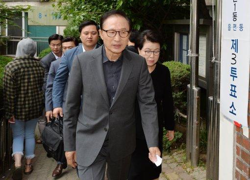 18대와 19대 대선 투표하는 MB의 표정변화.jpg | 인스티즈