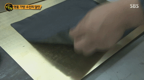 벽에 쓸린 샤넬백 살리기.gif | 인스티즈