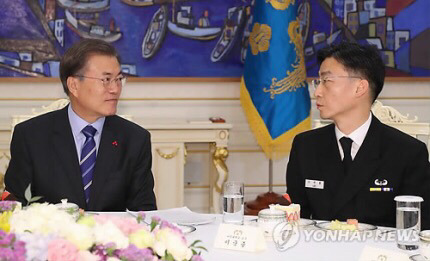 文대통령,이국종교수 포함 JSA 한미 장병들 초청 격려 | 인스티즈