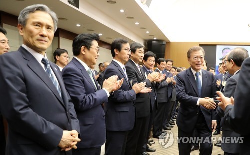 문재인 대통령과 김관진.jpg | 인스티즈