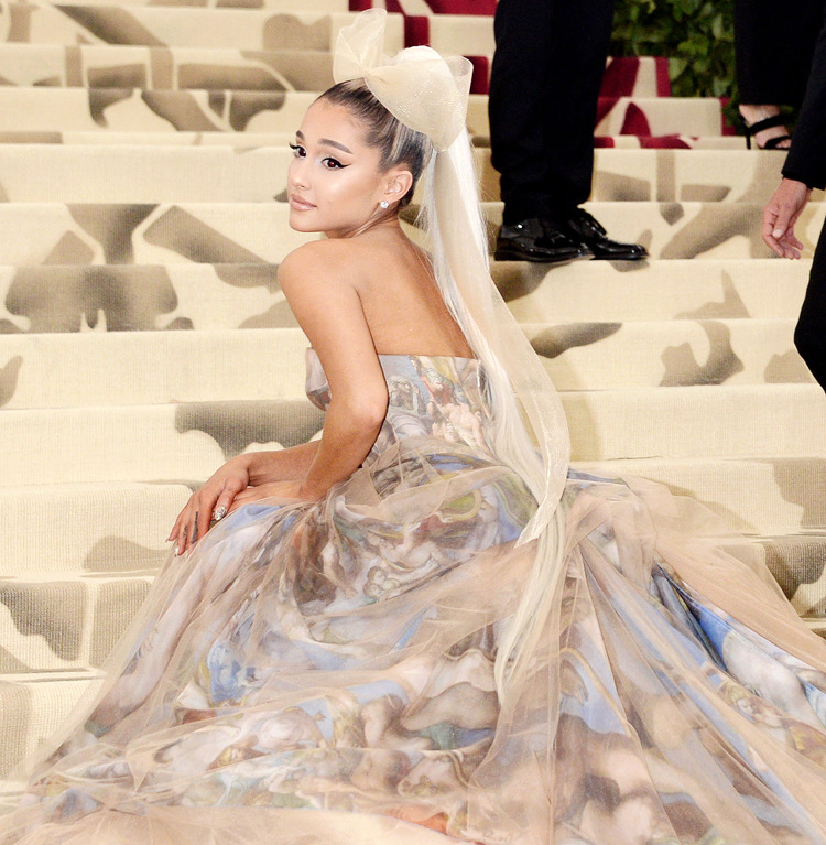 테러 사건 이후 처음으로 공식석상에 등장한 아리아나 그란데. jpg | 인스티즈