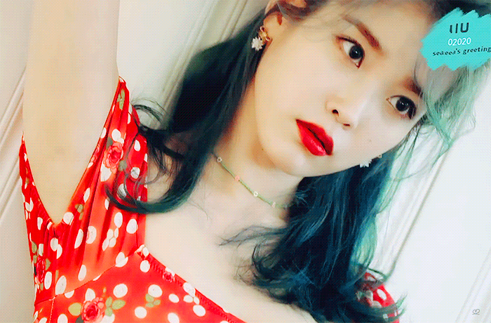 2020시즌그리팅 촬영하는 아이유.gif | 인스티즈