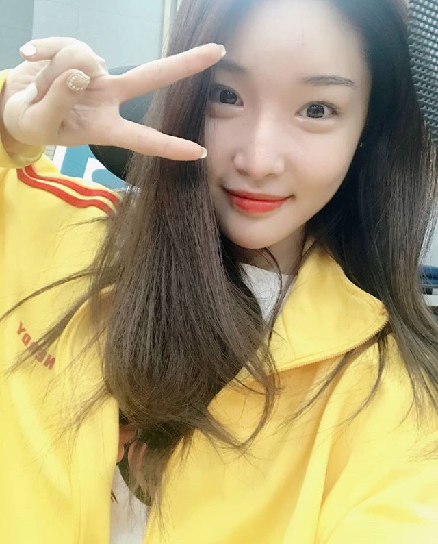 라디오 진행하는 청하.jpg | 인스티즈