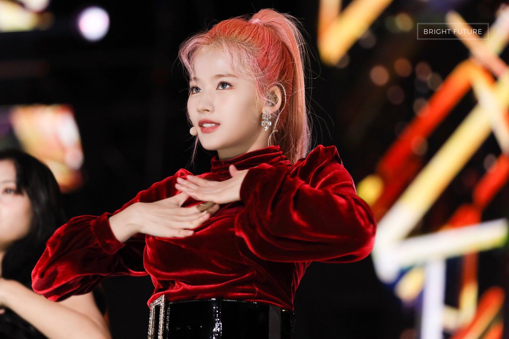 슈퍼콘에서 레전드찍은 사나 | 인스티즈