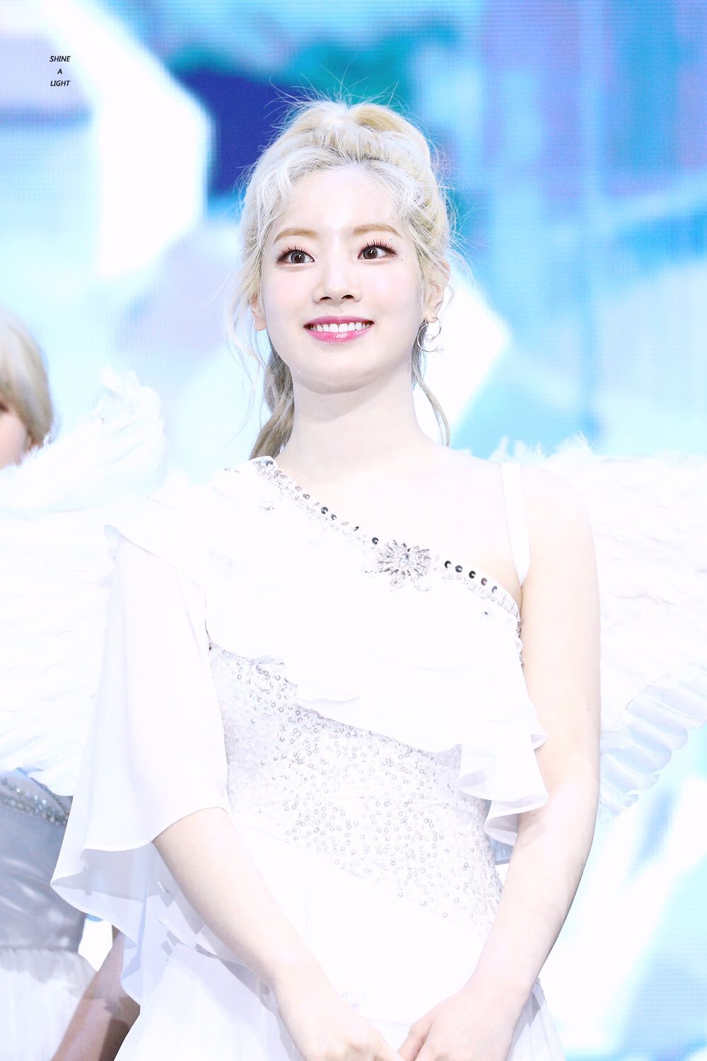 하늘하늘한 드레스입고 여성미 뿜뿜 뽐내는 두부 다현이~ | 인스티즈