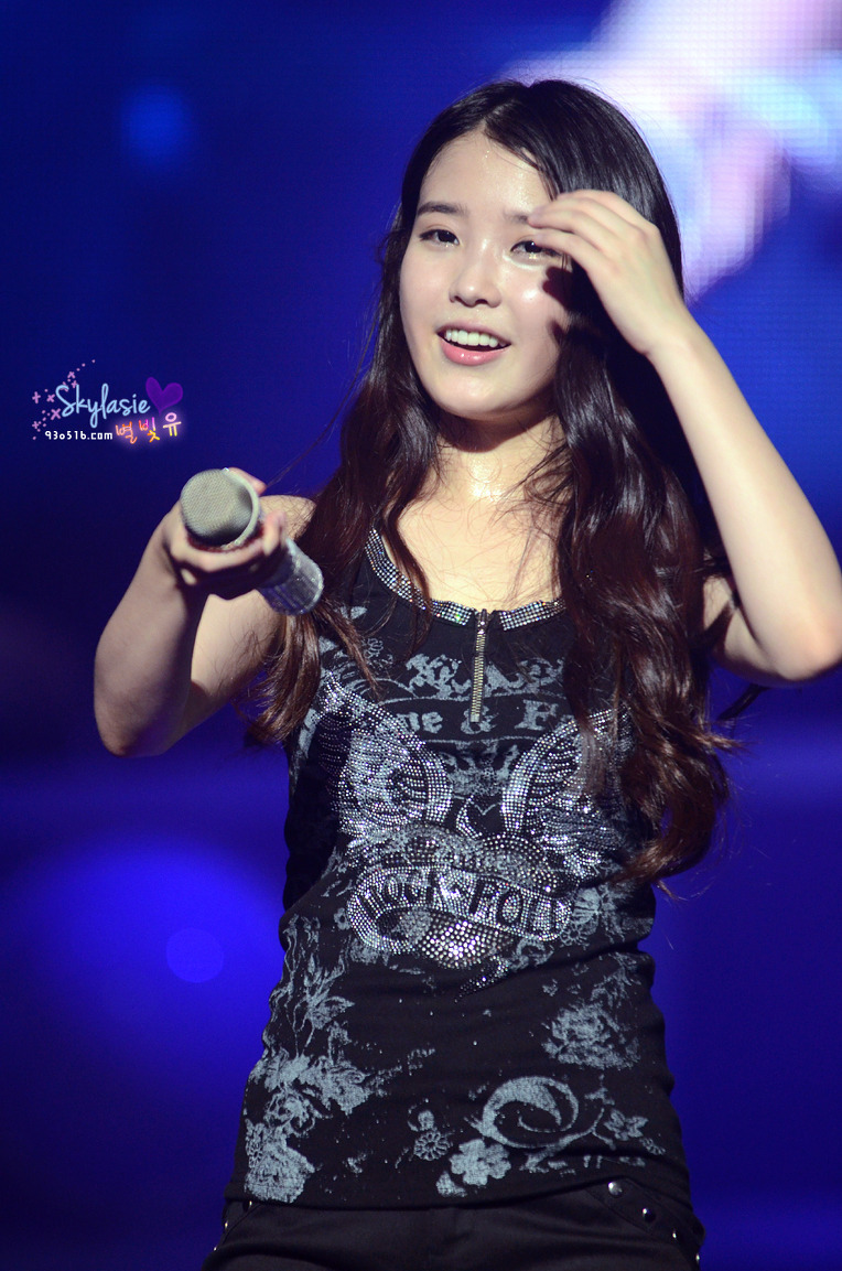 IU 겨드랑이 